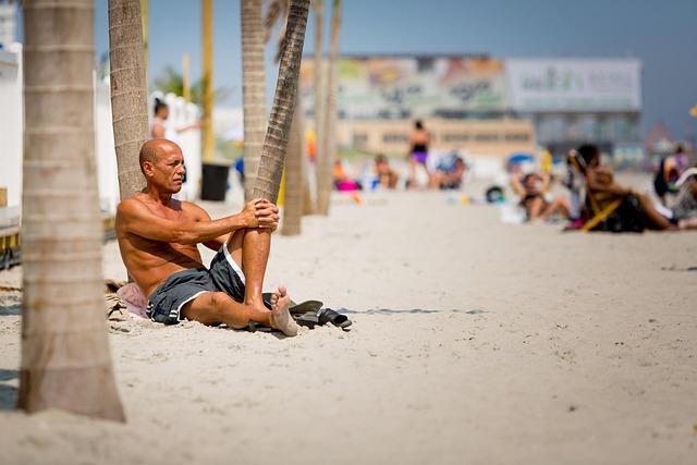 Mann, Strand, Sand, Sommer, Sitzung