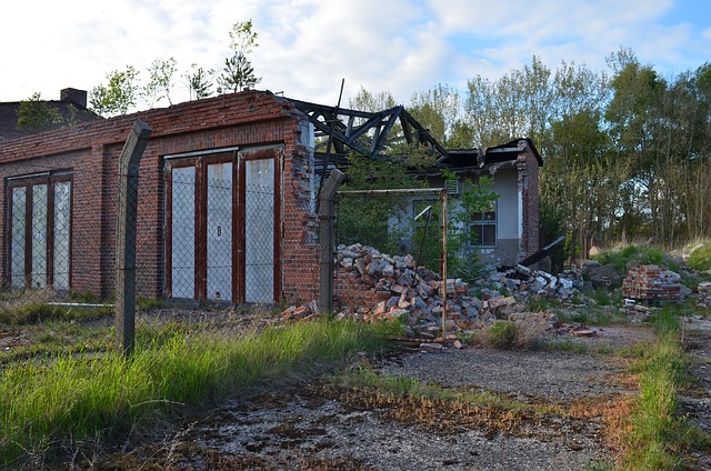 Abandonado, Destruição, Construção