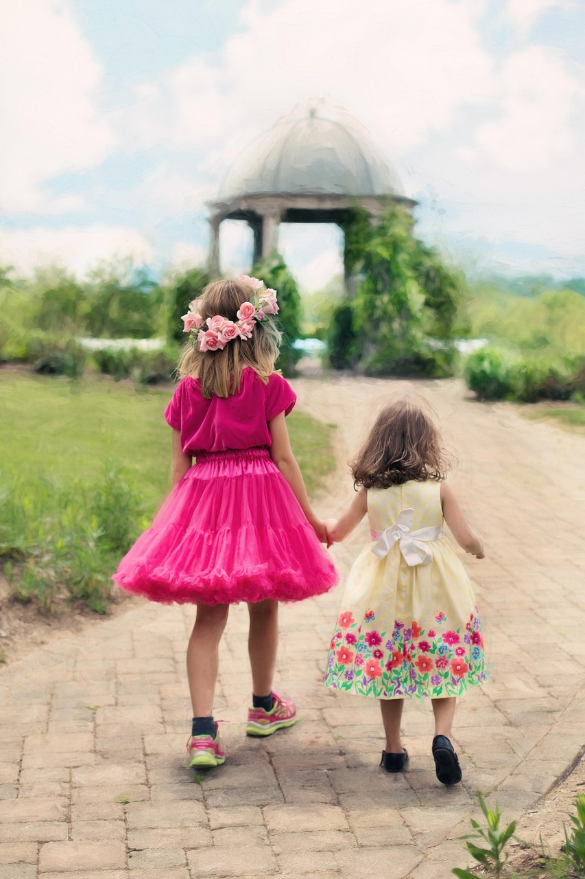 Obraz na płótnie little girls walking, summer, outdoors #773024 w salonie