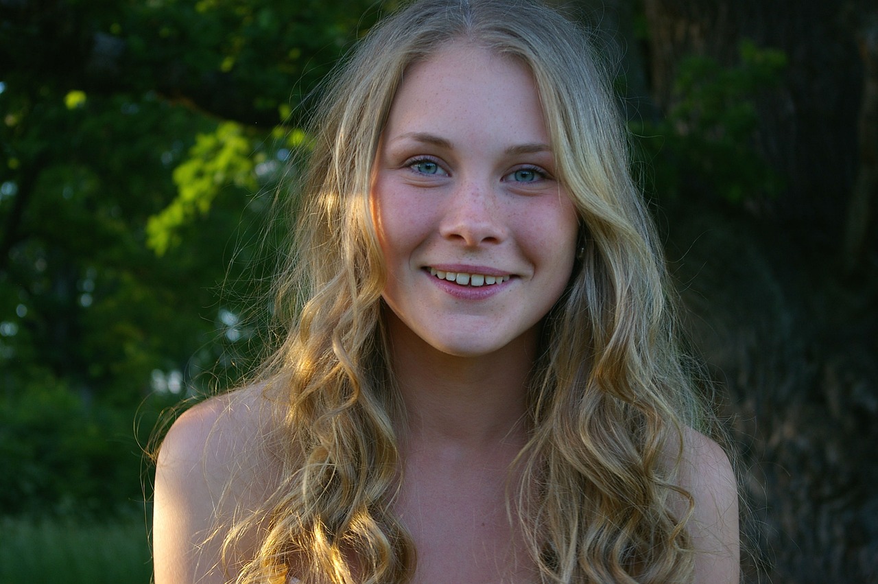 Blonde Teenage Girl Smiling - wide 6