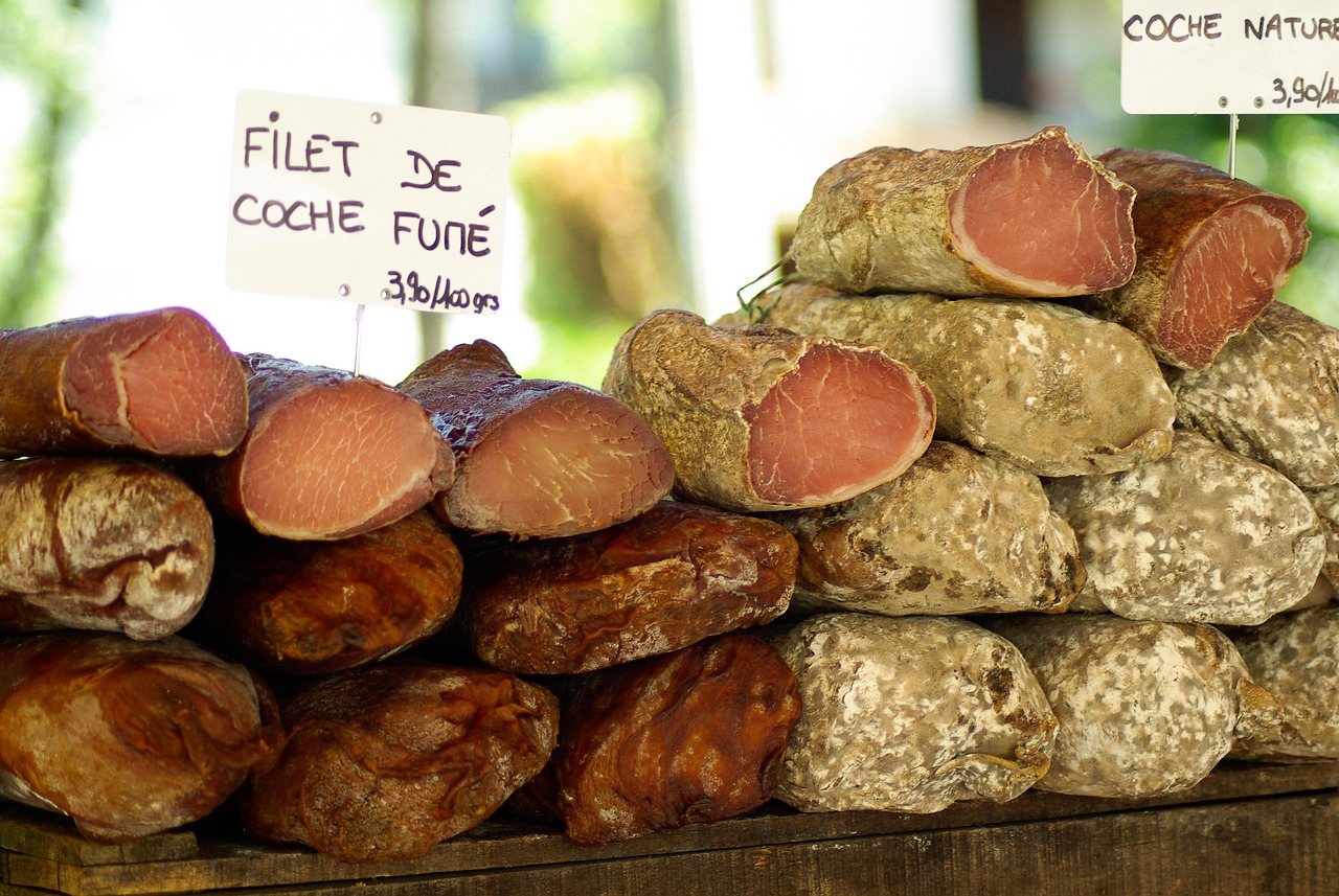 Saucissons secs et charcuterie française suspendus dans une boutique