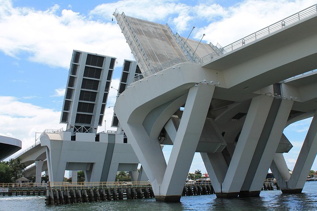 Puente Levadizo, Puente, Río