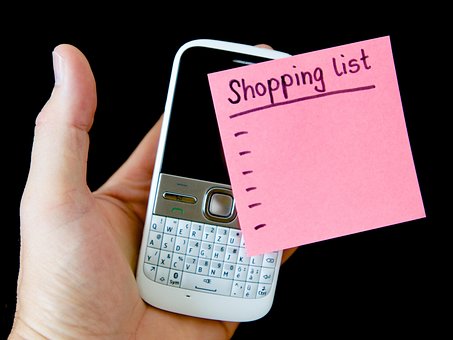 Liste de courses préparée sur un plan de travail