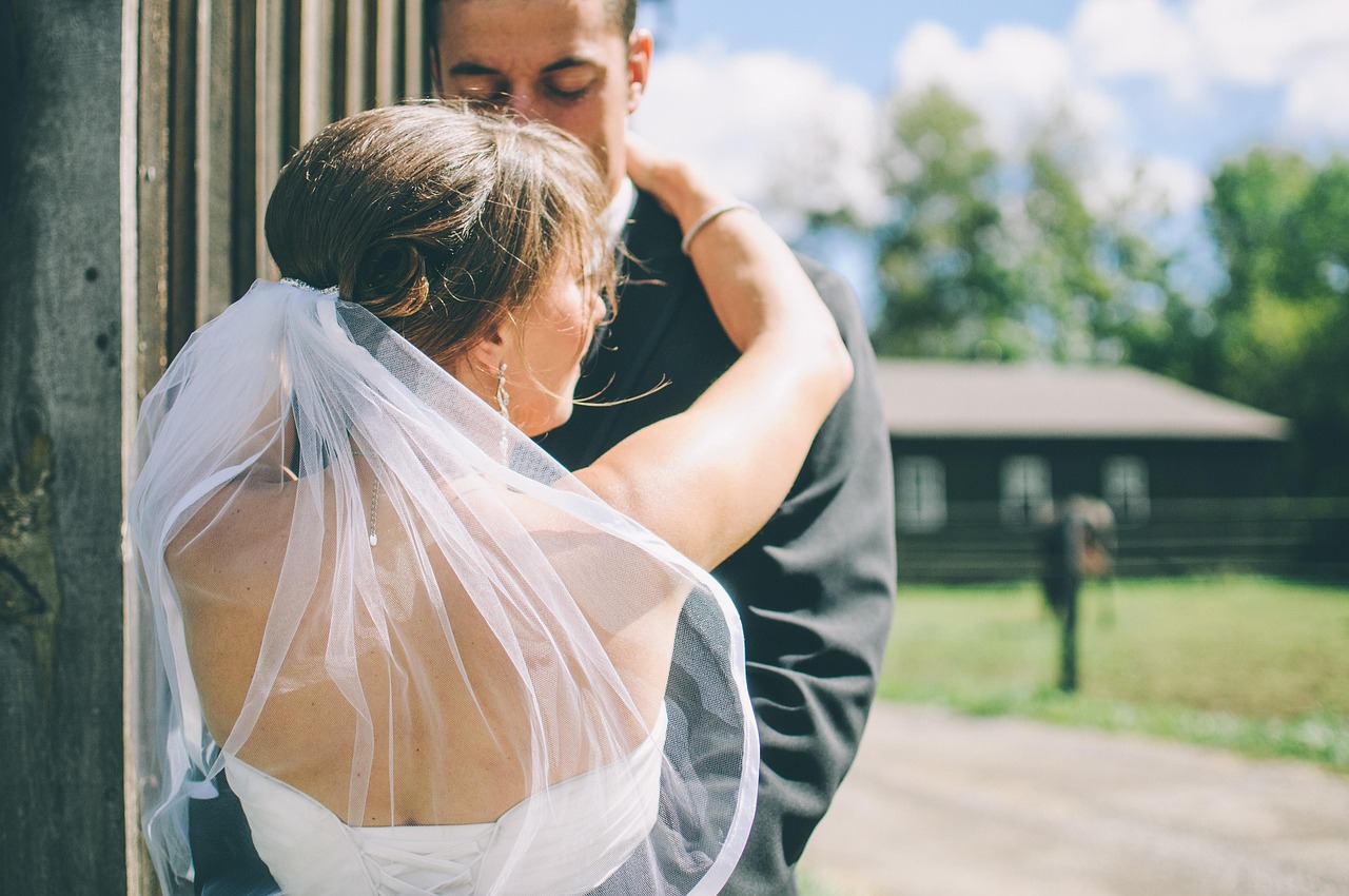 Claire and Thomas in a tender embrace in the countryside