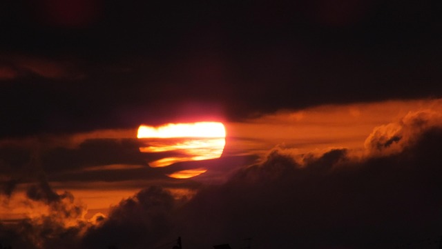 Ligurien, Toirano, Rote Sonne