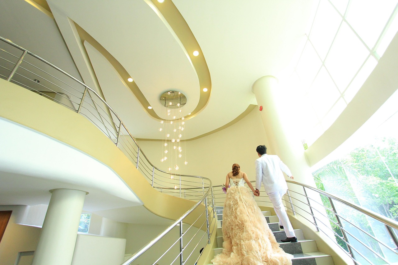 Claire and Thomas arriving at the villa staircase