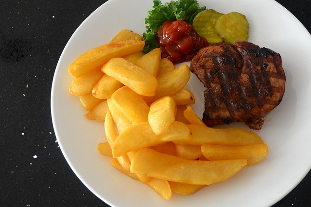 Bife, Fritas, Ketchup, Picles, Branco
