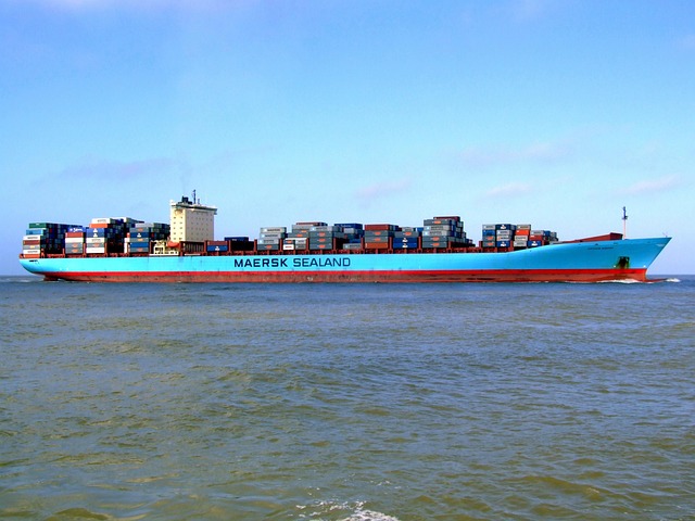 Arthur maersk, ship, vessel and container — photo by WikimediaImages