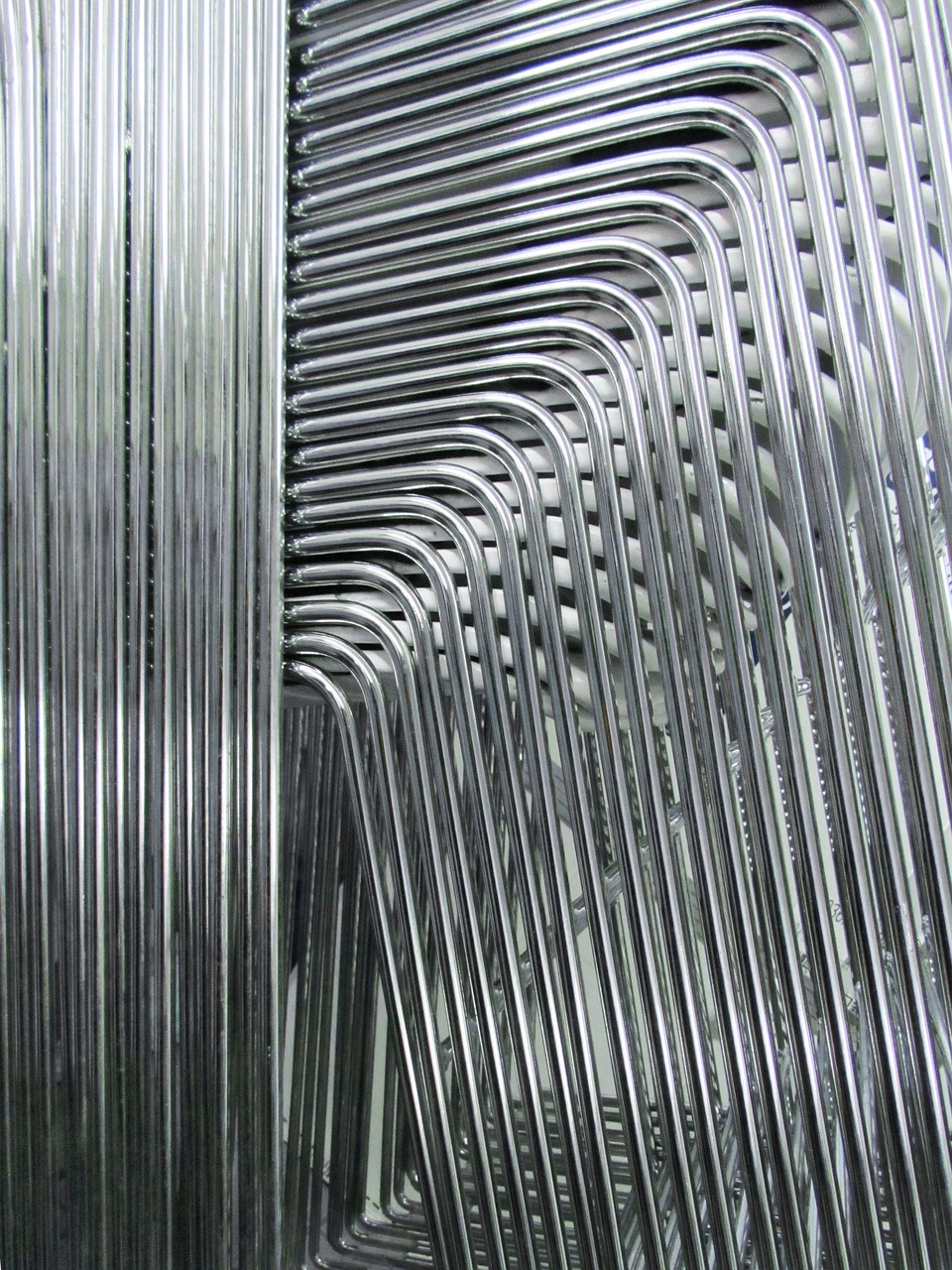 Abstrakt, Stablede Stole, Metal, Sølv