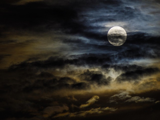 cloudy_moon　OD1966 cloudy_moon OD1966 Moon and the clouds 🌖 ☁️ . . . #moon