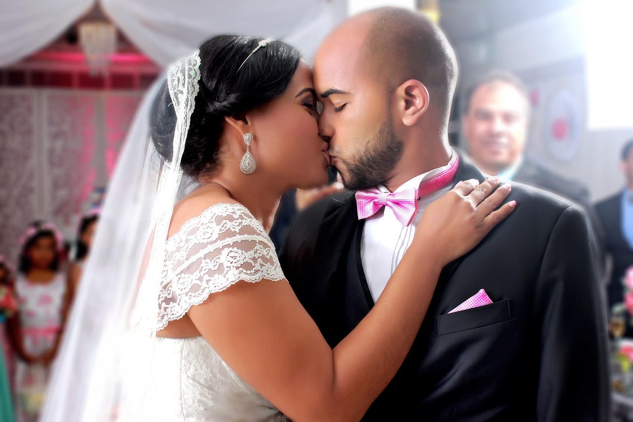 love kiss shayari image hindi,hot kiss shayari,kissing shayari images