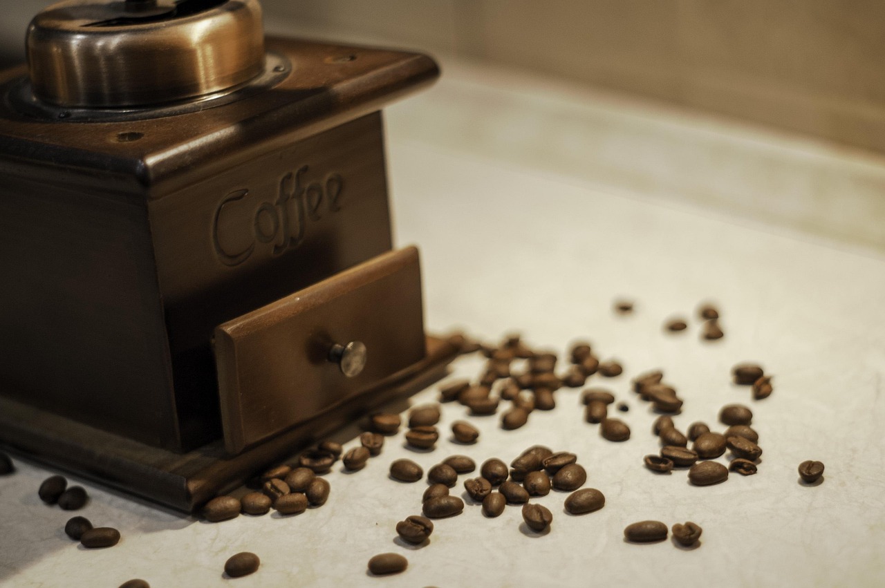 espressor cu râșniță inclusă – merită sau nu: râșniță și boabe pe blat