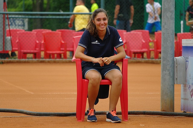 Smil, Tennisdommer, Brunette