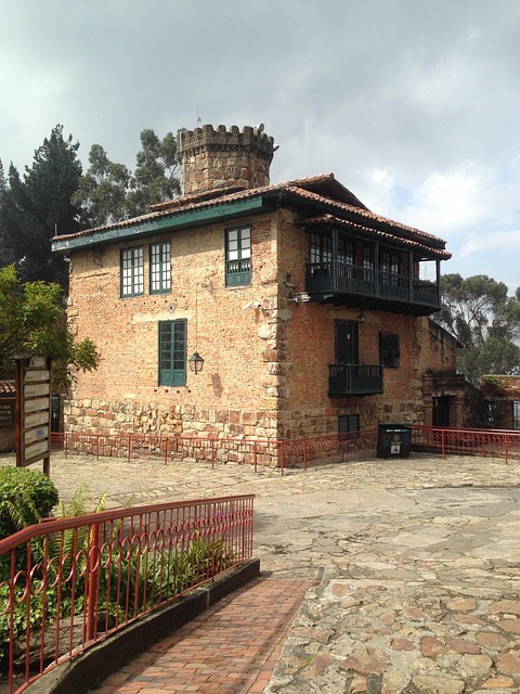 Heimat, Turm, Ziegel, Die Architektur