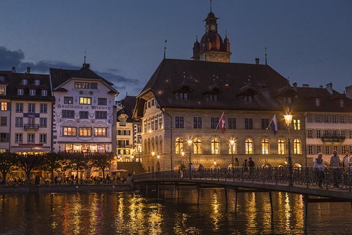 Luzern, Gemeentehuis, Reuss, Reussteg