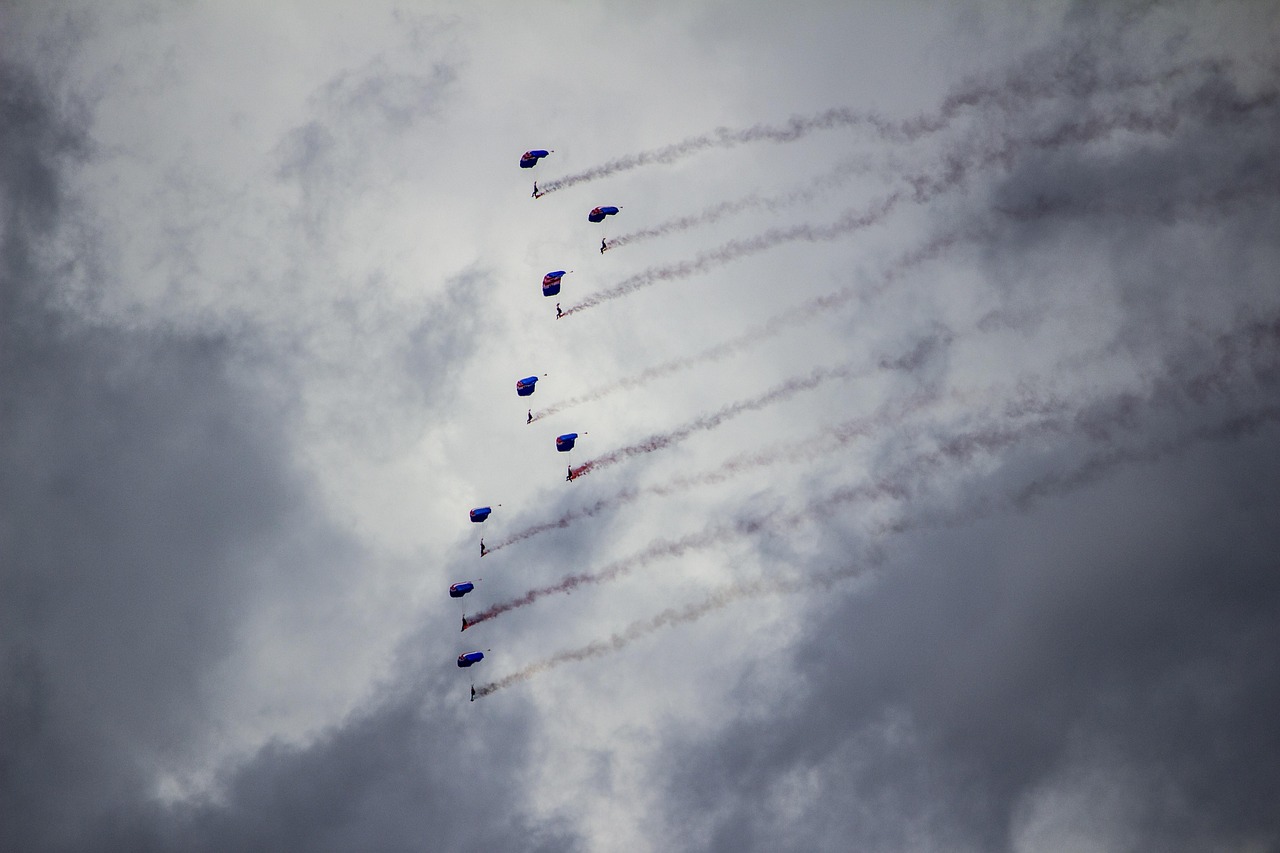 Parachuting - free online jigsaw puzzle photo
