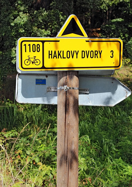 Assinar, País, Haklovy, Tribunais