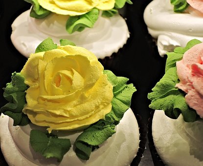 Schokoladen Cupcakes, Schlagsahne, Natur