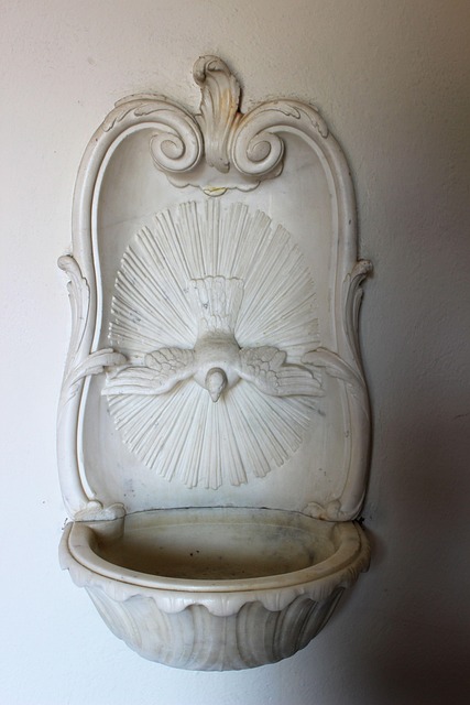 Biserica, Font De Apa Sfintita, Religie