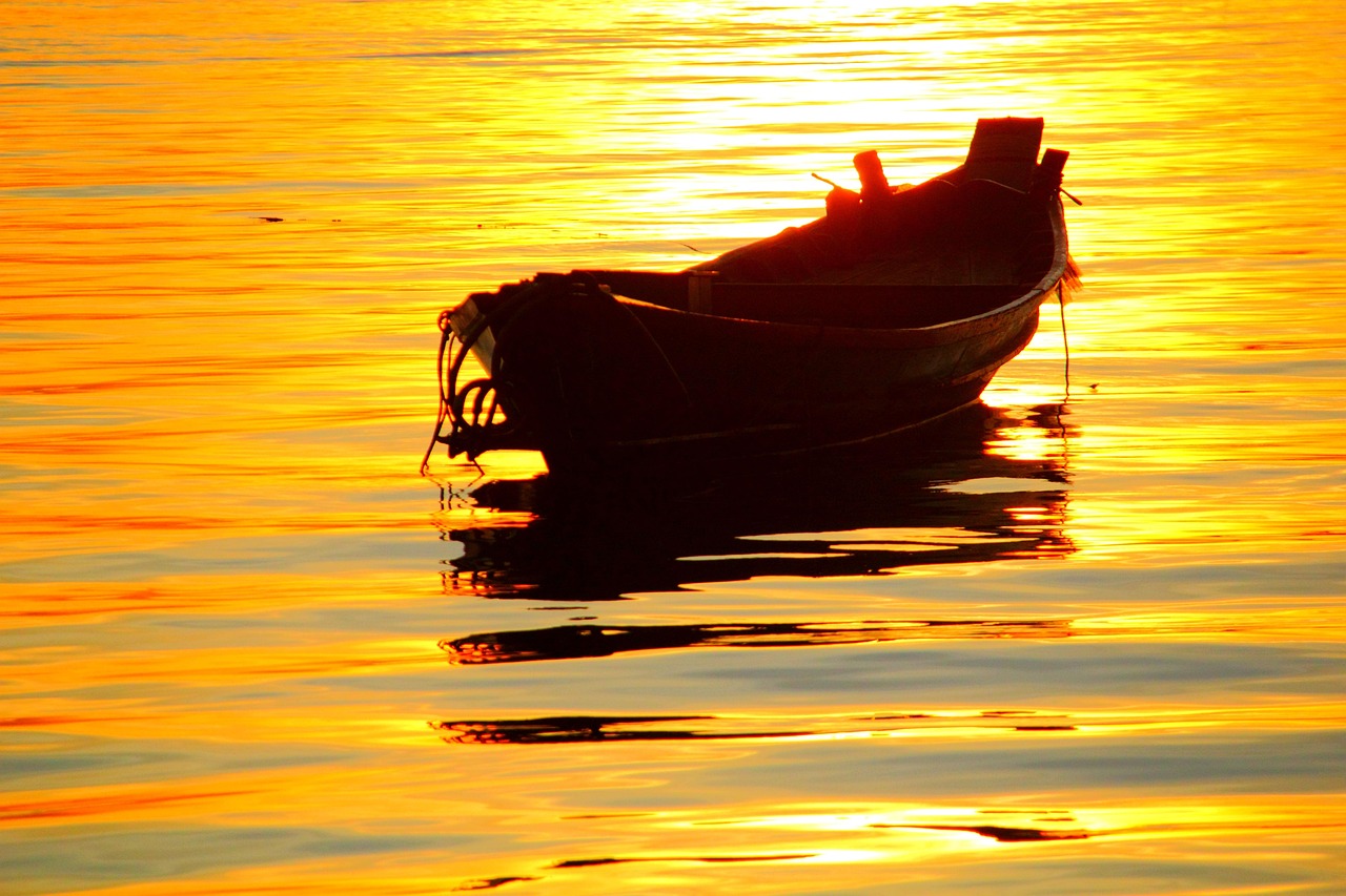 晚上的天是黄色的 boat-981800_1280.jpg