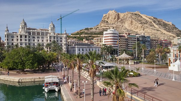 Alicante Qué ver qué hacer en Alicante, Vista desde el puerto hacia el Castillo de Santa Bárbara
