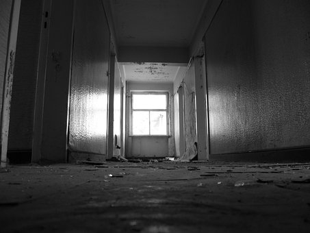 Blanco Y Negro, Edificio Abandonado