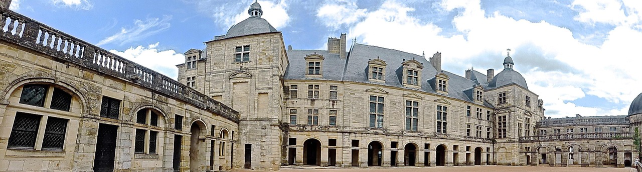 Hautefort - free online jigsaw puzzle photo