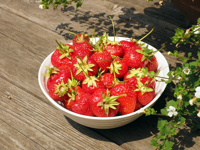 Free Bowl Strawberries photo and picture