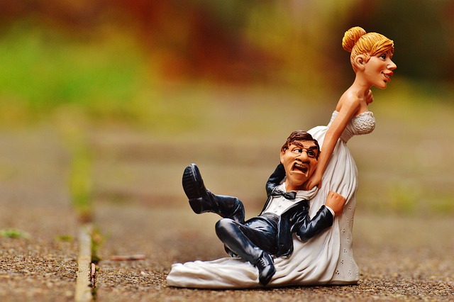 grind to the altar, bride, groom, force, panic, figure, bride and groom, together, married, connection, connectedness, wedding, marriage, love, before, to marry, married couple, deco, decoration