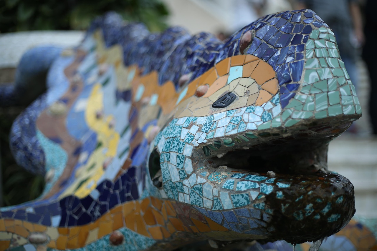 https://cdn.pixabay.com/photo/2016/01/06/21/43/gaudi-1125018_1280.jpg