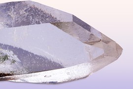 保護クリスタルは否定的なものに対する障壁を作り、個人のエネルギーと精神的な安全を高めます。