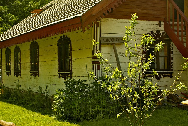 Free Cottage House Window Decorations photo and picture