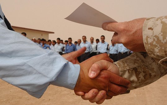 Mænd Der Giver Hånd, Håndrysten