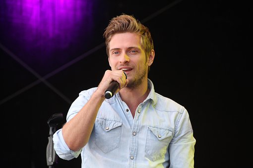 Jörn Schlönvogt, Acteur, Zanger, Tolk