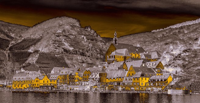 Mosel, I Øvrigt, Lokalitet, Huse, By