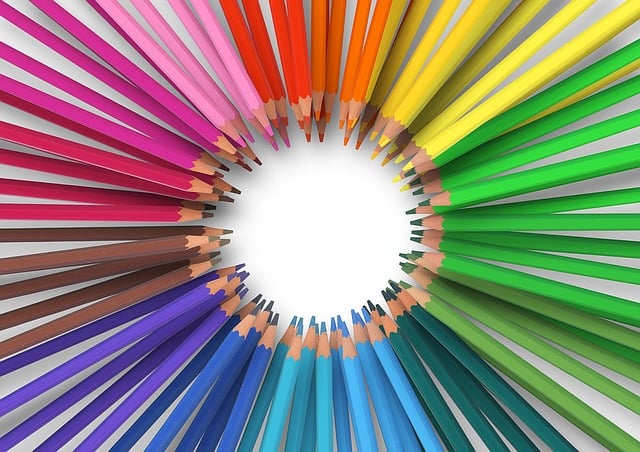 Bleistifte, Papier, Farbe