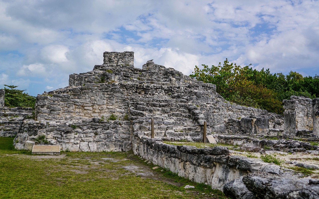 Zona Arqueológica El Rey