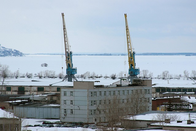 Hafen, Fluss, Kräne, Hafenkran