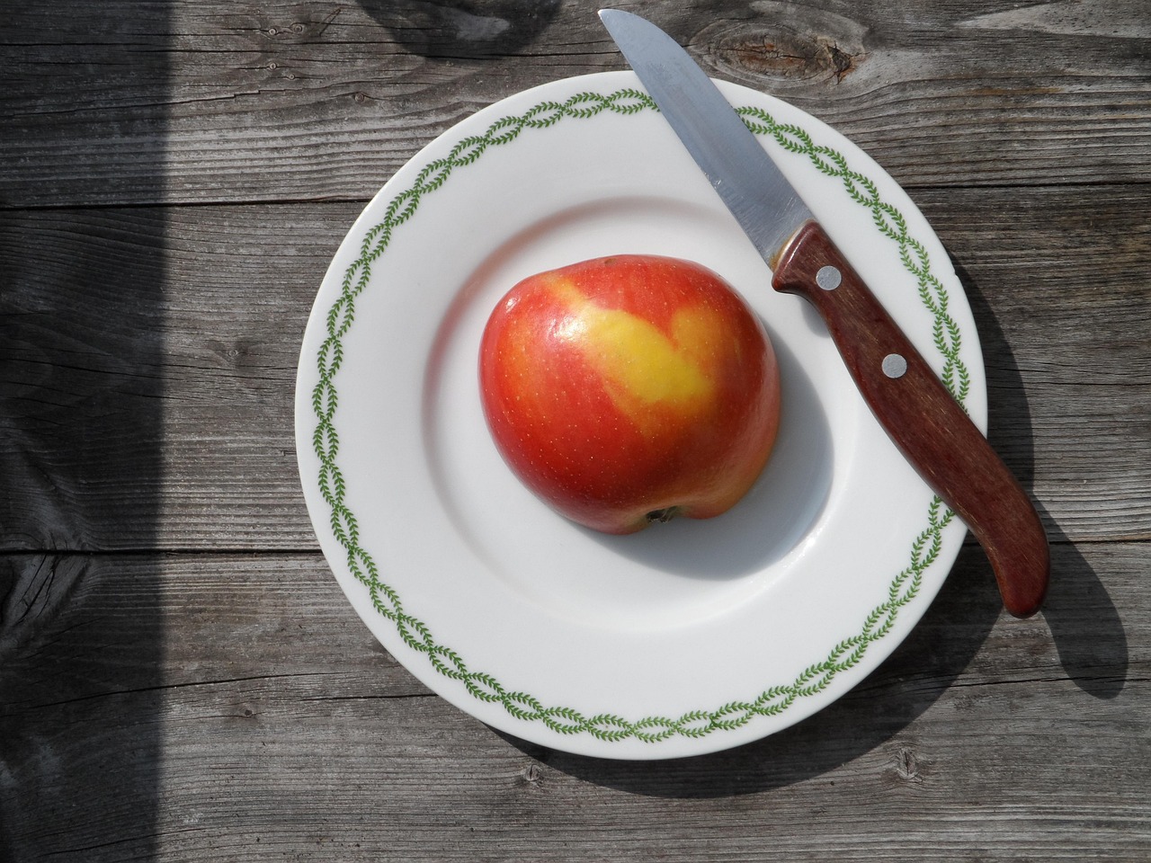 30+ Free Break Apple & Apple Images - Pixabay