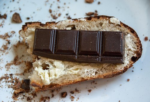 Tartine de pain beurré avec des carrés de chocolats
