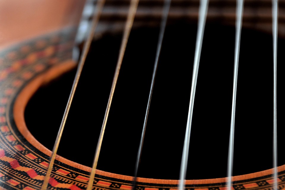 Cómo cambiar cuerdas a una guitarra