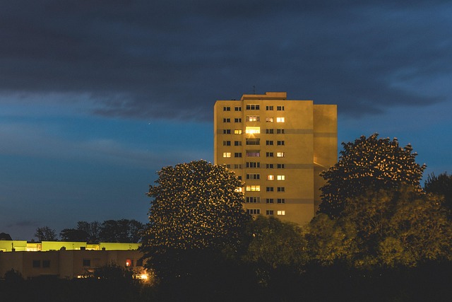 Casa De Paneles, Por La Noche
