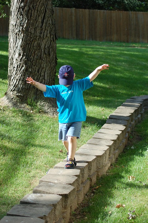 Mur De Pierre, Enfant, À Pied, D'Équilibrage