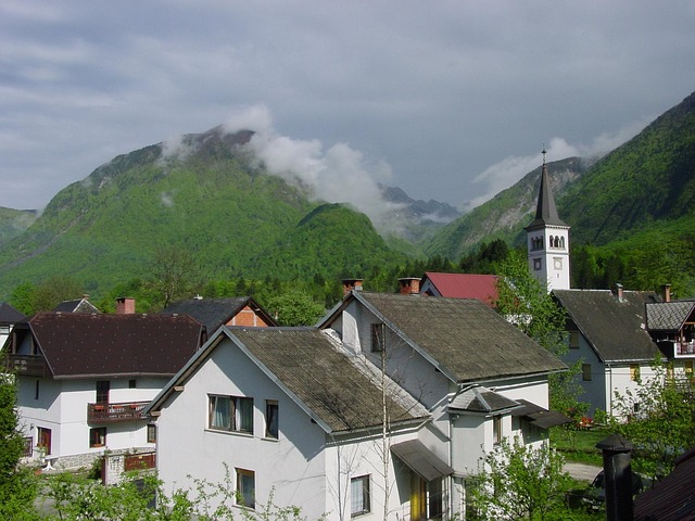 Landsby, Slovenien, Huse, Bjerge, Bakke