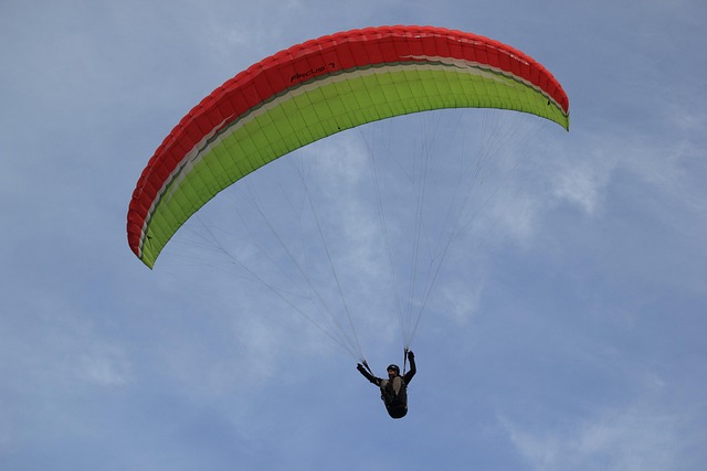 Gleitschirmflieger an Santa-Rita-Strand in Torres Vedras geborgen