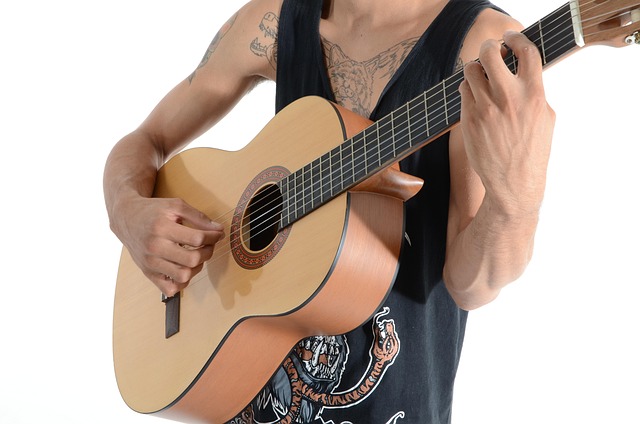 Junge, Tätowierungen, Gitarre, Felsen