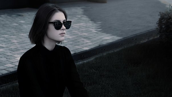 Chica De Moda, En Los Vidrios