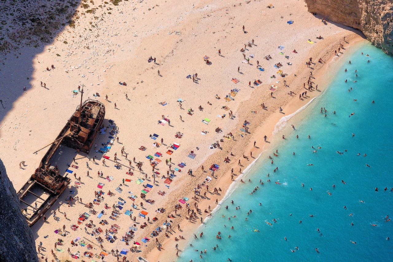 Griechische Küste mit blauem Meer