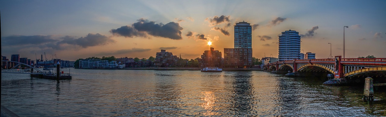Vauxhall Bridge - free online jigsaw puzzle photo