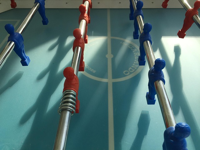 Tafelvoetbal, Töggele, Voetbalveld, Spel